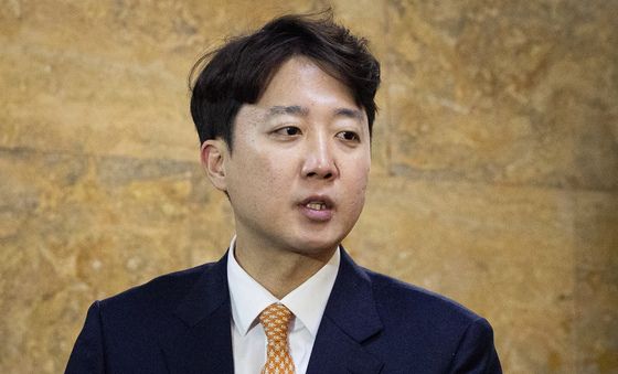 장동혁 대표 만난 후 취재진 질문 답하는 이준석 개혁신당 대표