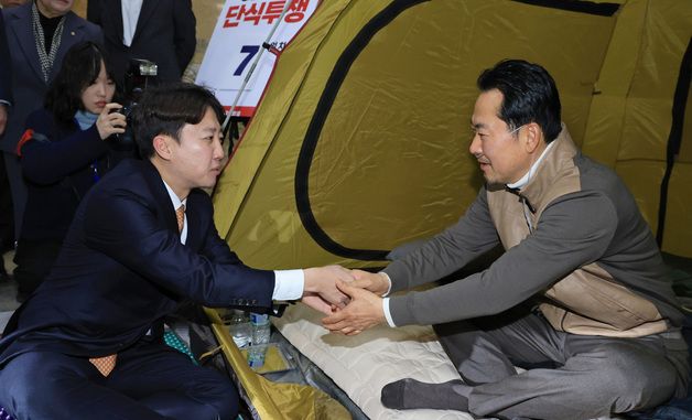 손 맞잡은 장동혁 대표와 이준석 대표