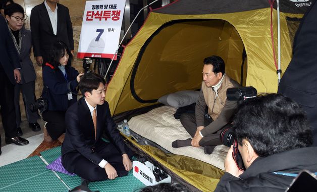 단식투쟁하는 장동혁 찾은 이준석