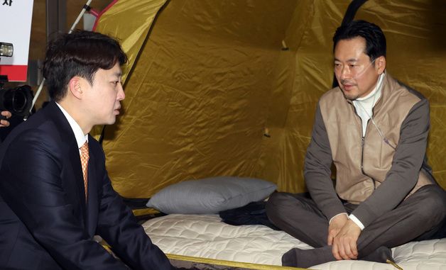 장동혁과 대화나누는 이준석