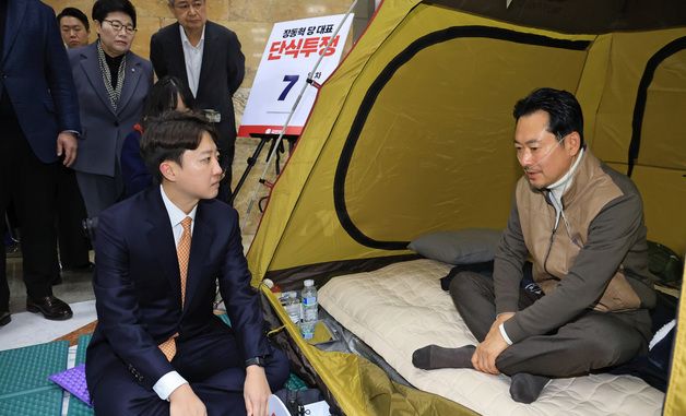 대화나누는 장동혁과 이준석