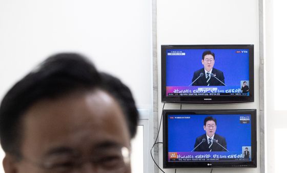 이재명 대통령 신년회견 중계 지나는 유상범 원내수석