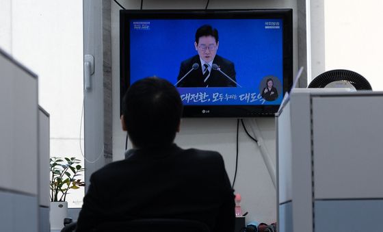 이재명 대통령 신년회견 지켜보는 국민의힘 당직자