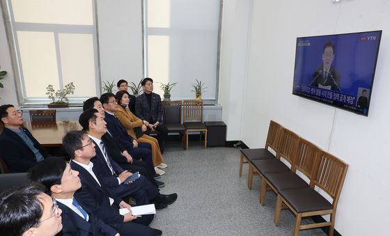 이재명 대통령 신년 기자회견 바라보는 민주당 지도부