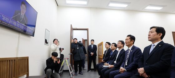 신년 기자회견하는 이재명 대통령 바라보는 민주당 지도부