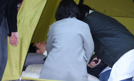 장동혁 건강상태 점검하는 의료진