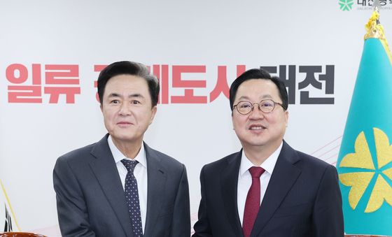 악수하는 이장우 대전시장-김태흠 충남지사