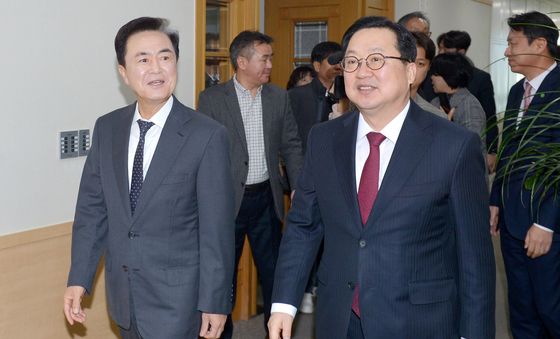 함께 입장하는 김태흠-이장우