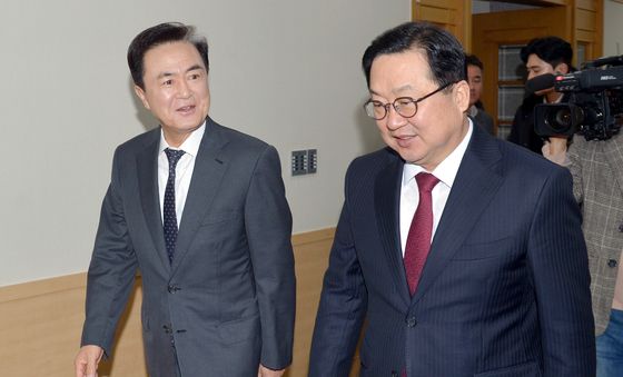 회견장 이동하는 이장우-김태흠