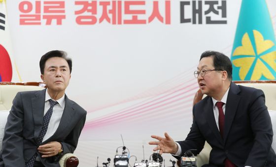 통합 놓고 회동하는 이장우-김태흠