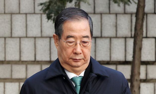 굳은표정으로 법원 출석하는 한덕수 전 총리
