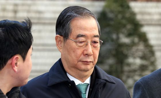 내란 혐의 1심 선고 앞둔 한덕수…묵묵부답 속 법정으로