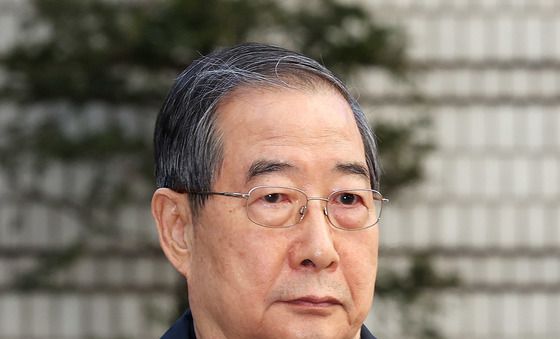 한덕수, 1심 선고 앞두고 법원 출석…'묵묵부답'