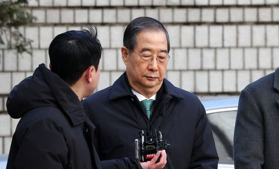 내란 혐의 1심 선고 앞둔 한덕수…묵묵부답