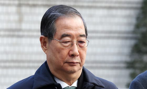 한덕수, 1심 선고 앞두고 법원 출석…'묵묵부답'