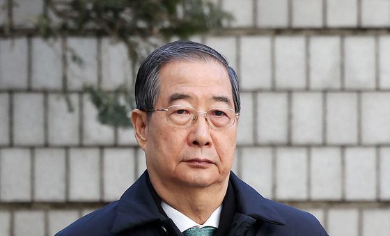 한덕수, 1심 선고 앞두고 법원 출석…'묵묵부답'