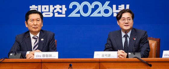 국회 찾아 정청래 대표 만난 홍익표 청와대 정무수석