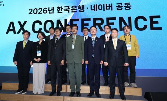 기념촬영하는 이창용 한국은행 총재·이해진 네이버 의장