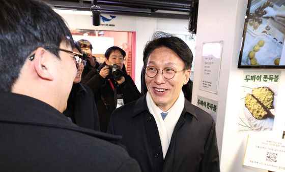 청년몰 입점업체 둘러보는 김민석 총리