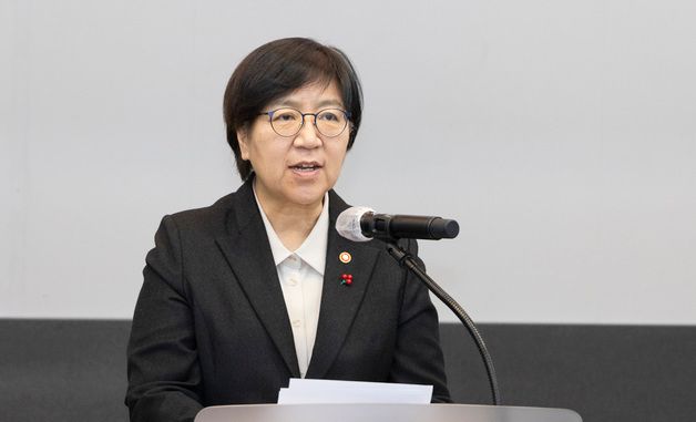 인사말하는 정은경 장관