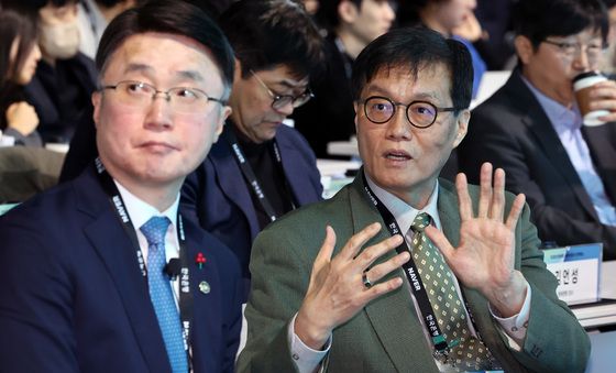 대화 나누는 이창용 총재·류제명 과기부 차관