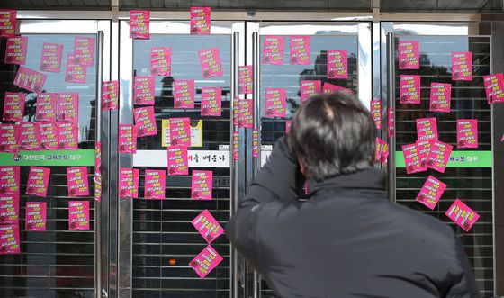 '이 많은 스티커 어쩌나?'