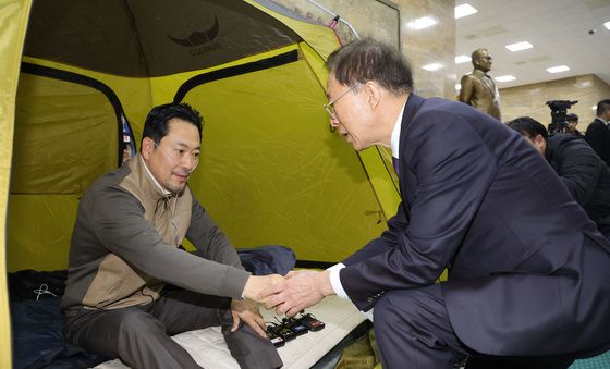 장동혁 단식농성장 찾은 이석연 국민통합위원장