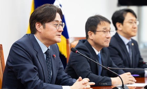 한병도 민주당 원내대표 찾은 홍익표 청와대 신임 정무수석