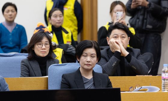 생각 잠긴 조주연 홈플러스 대표