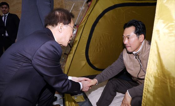 장동혁 손 잡은 이석연 위원장