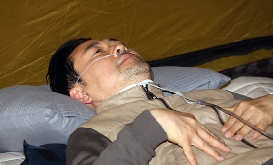 의료용 산소 발생기 착용한 장동혁