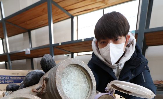 동파된 수도계량기 정리하는 상수도사업소 직원