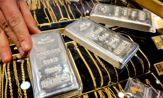 트럼프 관세 위협에 안전자산 금-은값 최고치