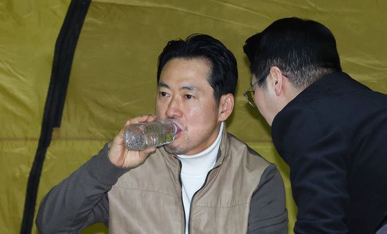 목 축이는 장동혁 대표