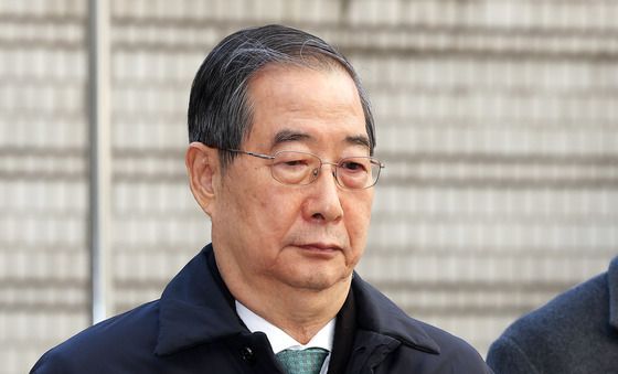 한덕수 '내란 중요임무 종사' 1심 징역 23년…법정구속