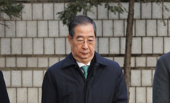 한덕수 '내란 중요임무 종사' 1심 징역 23년…법정구속