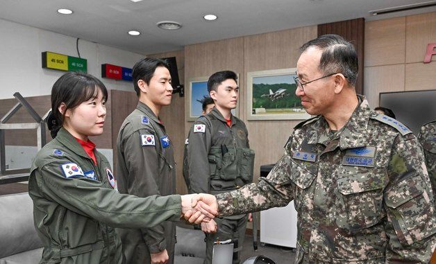 조종사들 격려하는 손석락 공군참모총장