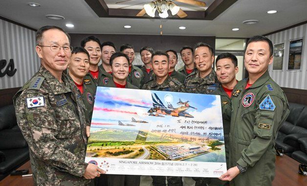 블랙이글스 조종사들 격려하는 손석락 공군참모총장