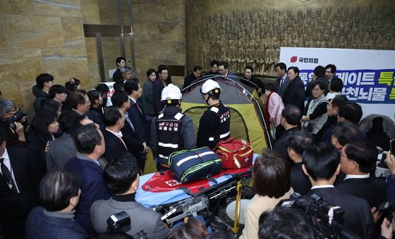 장동혁 대표 병원 이송 준비