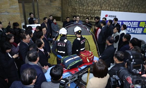 장동혁 대표 병원 이송 준비하는 소방대원들