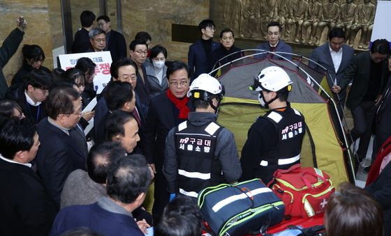 장동혁 대표 단식장 출동한 소방대원들