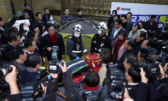 장동혁 대표 단식장에 출동한 소방대원들