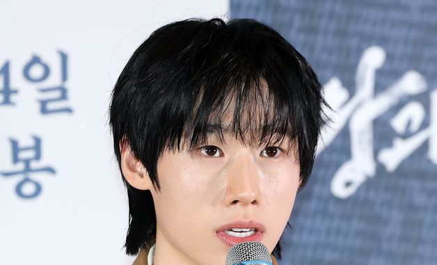 인사말 하는 김민