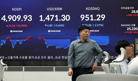 코스피 종가 기준 역대 최고치, 코스닥은 하락 마감