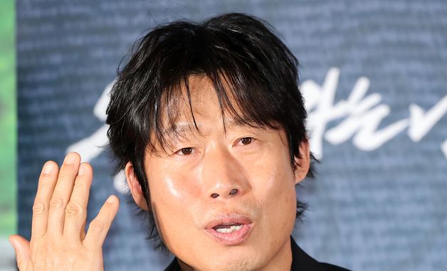 취재진 질문에 답변하는 유해진