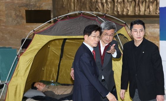 장동혁 대표 단식장 찾은 김문수