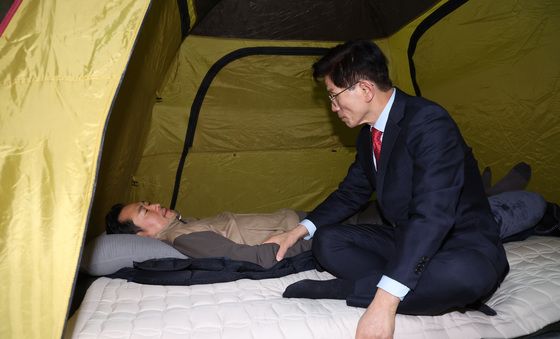 단식 중인 장동혁 찾은 김문수