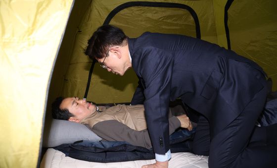 장동혁과 대화하는 김문수