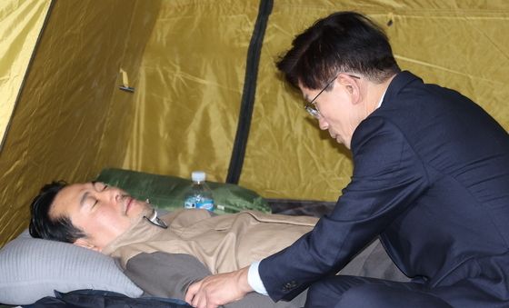 장동혁 대표와 인사 나누는 김문수