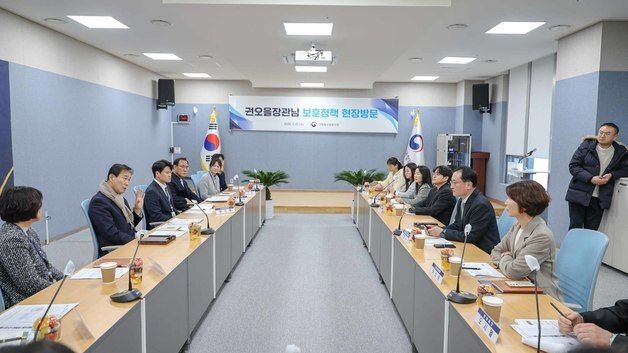 경북북부보훈지청 방문한 권오을 장관